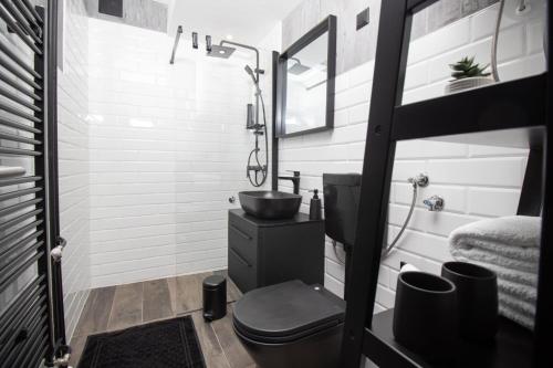 Ένα μπάνιο στο Studio apartman Orhideja