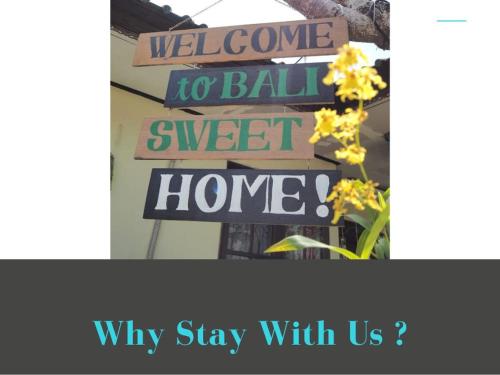 Una señal que dice bienvenida a la dulce casa y flores en Coliving Bali SWEET HOME Kost Lengkap di Tabanan Kota en Tabanan