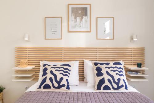 1 dormitorio con 1 cama con almohadas azules y blancas en Effie's Cozy House, en Rethymno