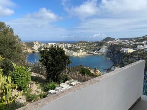 vistas al océano desde el balcón de una casa en Ponzamania Da Gino, en Ponza