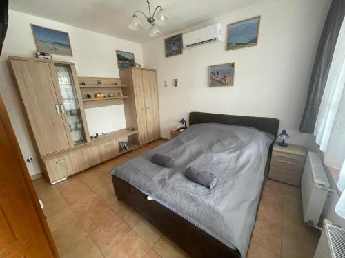 een slaapkamer met een bed met 2 kussens erop bij Miklós FKK Naturist Apartment in Szigetszentmiklós