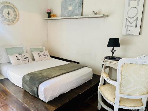 1 dormitorio con 1 cama, 1 silla y 1 mesa en ACASADIALEXPLAYADELCARMEN Home with mini pool, en Playa del Carmen