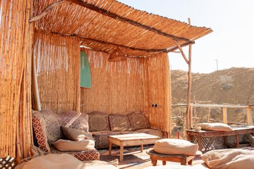 - un salon avec un canapé et une table dans l'établissement We surf Morocco BOUTIQUE HOUSE, à Taghazout
