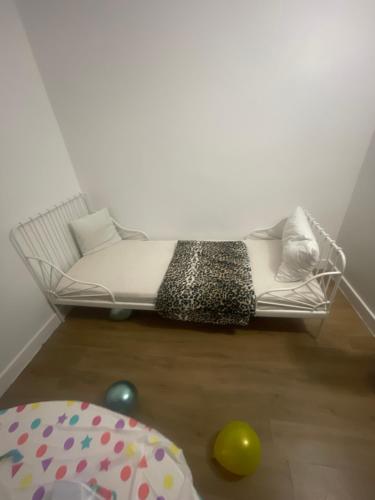 un divano bianco nell'angolo di una stanza con palloncini di Appartement chez mounir a Massy