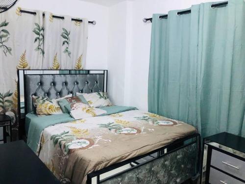 um quarto com uma cama com cortinas verdes em Casa en Baní cerca de playa los almendros em Baní