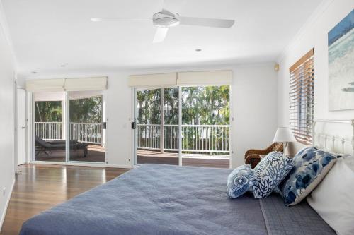 Ένα ή περισσότερα κρεβάτια σε δωμάτιο στο 10 Wesley Court Noosa Heads