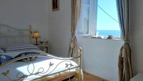 - une chambre avec un lit et une fenêtre dans l'établissement Romantic Studio Old Dinka - with Garden, à Dubrovnik