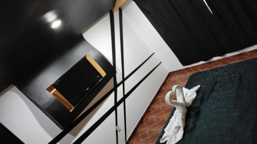 Habitación con vistas a un dormitorio con cama y TV. en Hotel Florencia en Ciudad de México