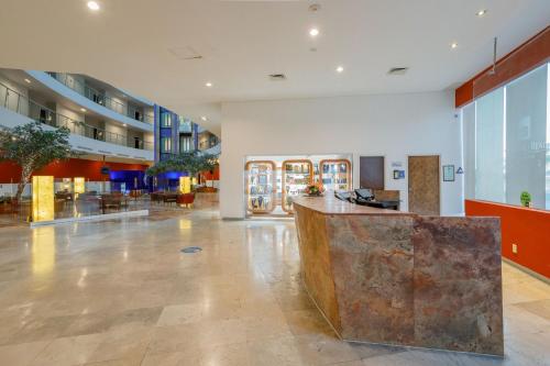 um lobby com um balcão no meio de um edifício em Camino Real Pachuca em Pachuca de Soto