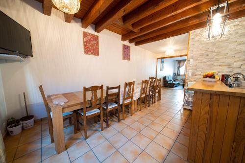uma cozinha e sala de jantar com mesa e cadeiras em Appartement haut de gamme Centre ville em Chalon-sur-Saône