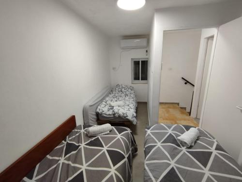 En eller flere senge i et værelse på Magical old city apartment דירת אירוח מקסימה בלב הרובע היהודי