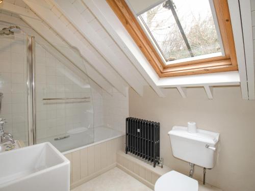 uma casa de banho com um WC, um lavatório e uma janela em Way's Forge em Dorchester