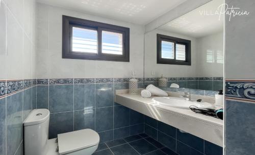 une salle de bains avec toilettes et lavabo dans l'établissement Villa Patricia, à Corralejo