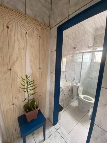 ein Bad mit einem WC und einem Waschbecken in der Unterkunft Cantinho MurchioBom in Peruíbe