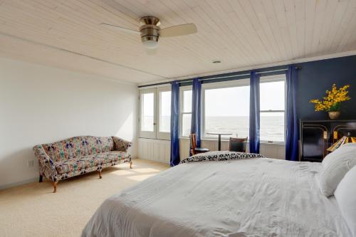 sypialnia z łóżkiem, kanapą i oknami w obiekcie Spacious Lakefront House with Backyard Fire Pit w mieście Monroe