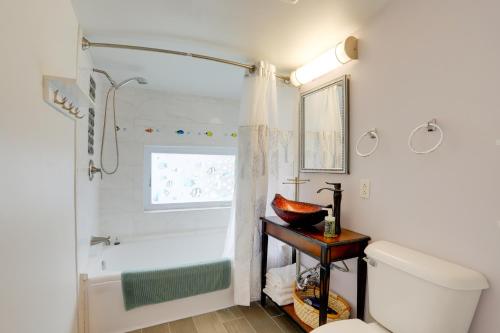 uma casa de banho com uma banheira, um WC e um chuveiro em Spacious Lakefront House with Backyard Fire Pit em Monroe