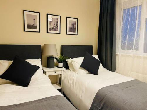 - une chambre avec 2 lits et une table avec une fenêtre dans l'établissement Hotel 3H, à Stafford