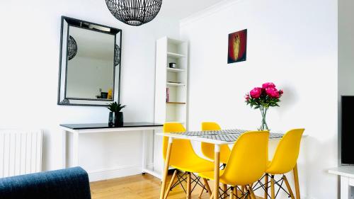 Amazing Location - City of London- 2 Bedroom Stunning Canal View House With Private Garden,Parking & Balcony photo 11