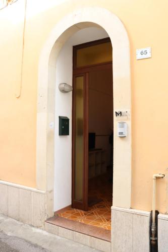 an entrance to a building with an open door at Casa Mafalda in Aradeo