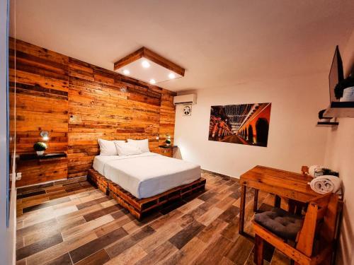 Giường trong phòng chung tại Hostal La Casa de Madera