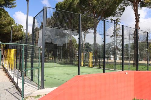 una pista de tenis con red en una pista de tenis en Casa Mafalda en Aradeo