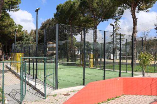 una pista de tenis con red en una pista en Casa Mafalda, en Aradeo