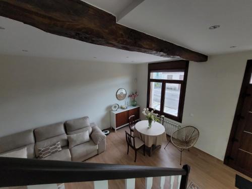 ein Wohnzimmer mit einem Sofa und einem Tisch in der Unterkunft Casa do Porto 