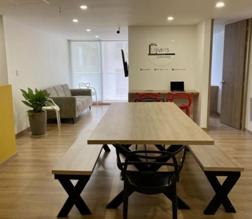 a living room with a table and a couch at UhaUs Coliving 302 - Apto 12 habitaciones in Manizales