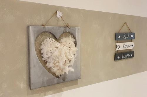 a picture of a heart hanging on a wall at Piccola Venezia - Borgo Valsugana in Borgo