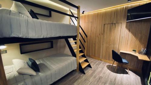 מיטה או מיטות קומותיים בחדר ב-Carcamanes 17 Gastro-Hotel