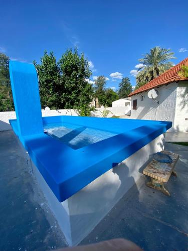 una silla azul en la parte superior de una piscina en Termas de Río Hondo Casona Laconte en Termas de Río Hondo
