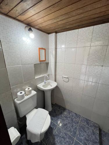 a bathroom with a toilet and a sink at Bem Me Quer Casas in Morro de São Paulo