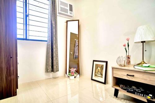 sala de estar con espejo y tocador en Iloilo Affordable Transient - near Iloilo Airport, 