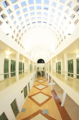 an empty hallway in a building with a ceiling at HOTEL REFORMA 14 in Iguala de la Independencia