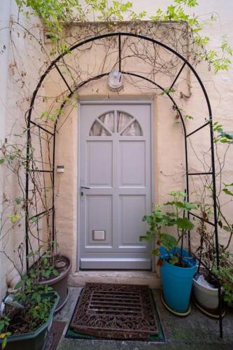 une arche avec une porte et quelques plantes en pot dans l'établissement Studio Premium City center, à Chalon-sur-Saône