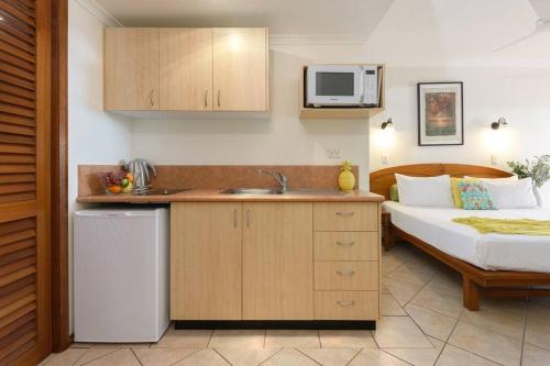 Un pat sau paturi într-o cameră la Poolside Villa - Hibiscus 40a