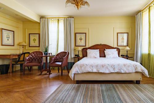 Un dormitorio con una cama y una mesa y sillas. en Les Jardins d'Anaïs, en Luxemburgo