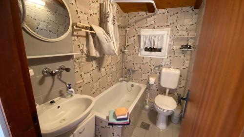 uma pequena casa de banho com lavatório e WC em Apartments by the sea Sveti Petar, Biograd - 849 em Sveti Filip i Jakov