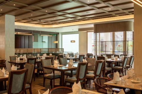 a dining room filled with tables and chairs at Lao Plaza Hotel in Vientiane