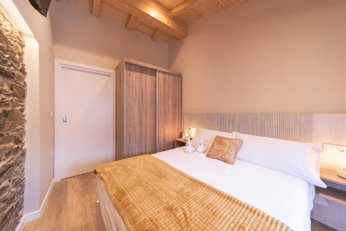 1 dormitorio con 1 cama blanca grande en una habitación en APARTAMENTOS CASA ARADIÑA 2, en Ríotorto