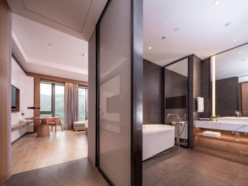 深圳的住宿－深铁塘朗城君璞酒店，带浴缸和盥洗盆的浴室