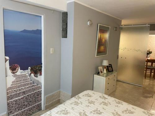 コルドバにあるCERRO CHICO APARTの海の景色を望むベッドルーム1室