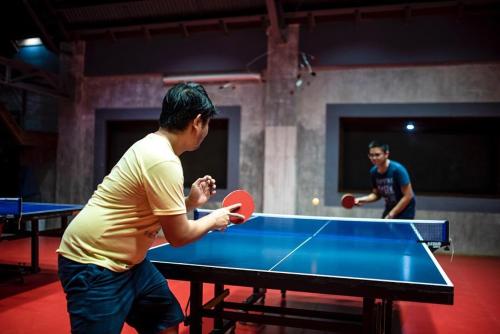 two men playing a game of table tennis at Pintoresco in Anuling