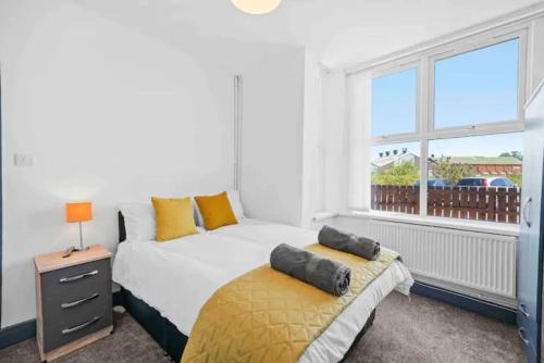 1 dormitorio con cama y ventana en Modern Equipped 4 BR House in Central Stoke-Free Parking en Stoke on Trent