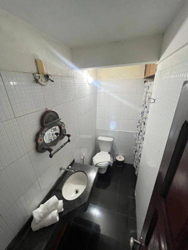 a bathroom with a sink and a toilet in it at Bem Me Quer Casas in Morro de São Paulo