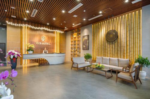 ダナンにあるYes Hotel Đà Nẵngの椅子とテーブルを備えた店のロビー