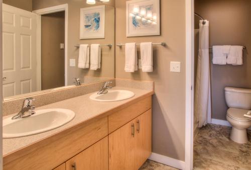 ein Badezimmer mit zwei Waschbecken und einem WC in der Unterkunft Feelin Beachy Condominium in Ocean Shores