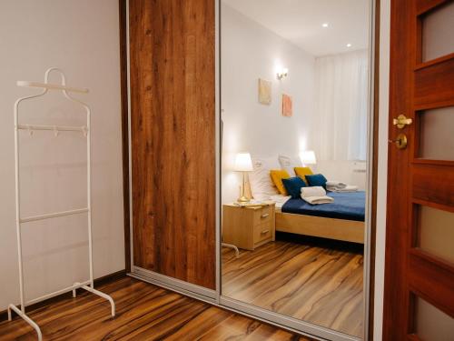 a mirror in a room with a bed and a bedroom at Comfortable apartment, summer outdoor swimming pool, large garden, uk cin in Łukęcin