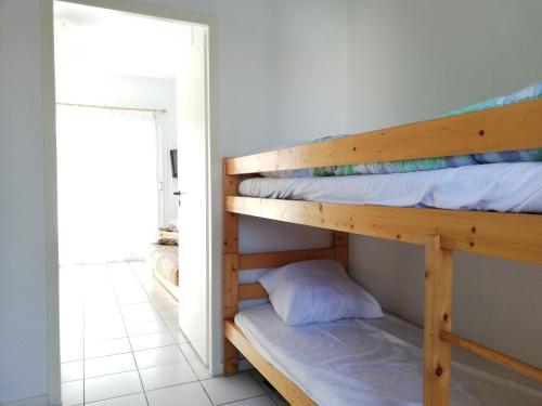 quelques lits superposés dans une chambre dans l'établissement Studio Cabine à Biscarrosse Plage - 4 Pers, Proche Plage et Commerces, Terrasse, Ménage Inclus - FR-1-319-394, à Biscarrosse-Plage