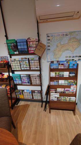 ホステルにある図書室